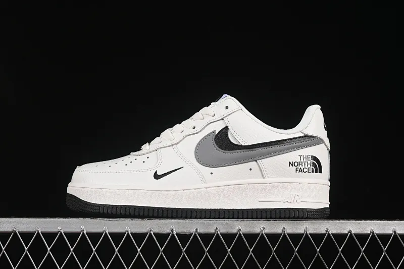 All categories Nk Air Force 1 Air Force series Nk Air Force 1 Low Air Force low top Nike Air Force 1'07 Low North Face co-branded beige double hook Air Force 1 low top casual sneakers AM1588-006